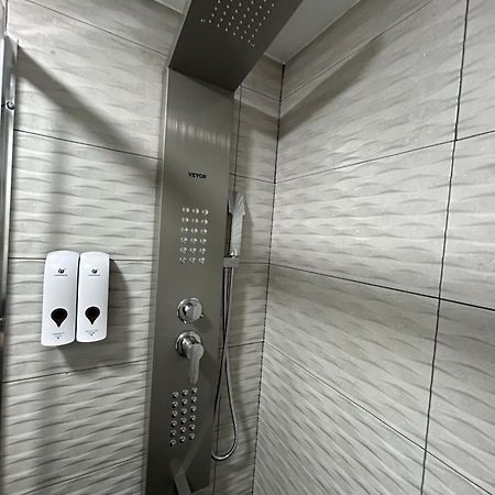Habitacion Con Jacuzzi Y Bano Privado Madrid Exterior foto