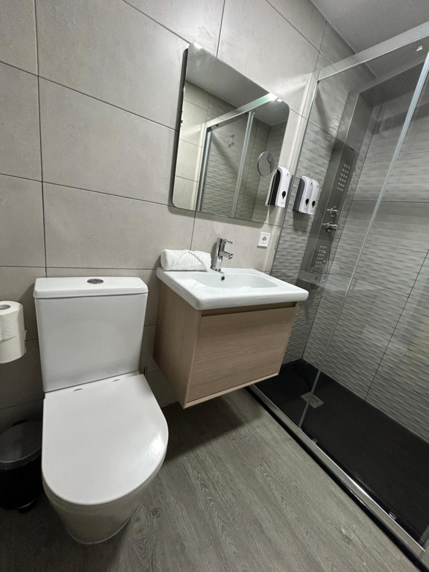 Habitacion Con Jacuzzi Y Bano Privado Madrid Exterior foto